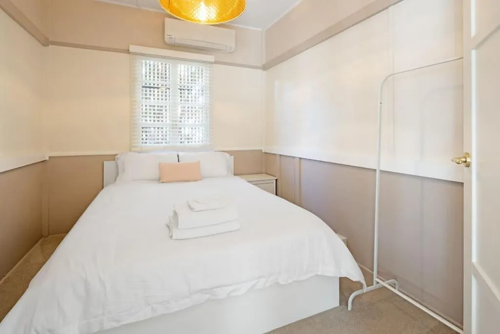 Scarborough Waterfront 2-Bedroom Cottage 0*,